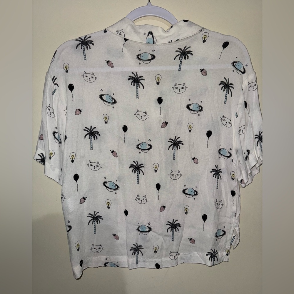 Forever 21 White Graphic blouse - Picture 4 of 4